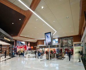 Plafonds et habillages bois haut de gamme pour la rénovation de plusieurs Halls de l'aéroport Paris-Charles de Gaulle