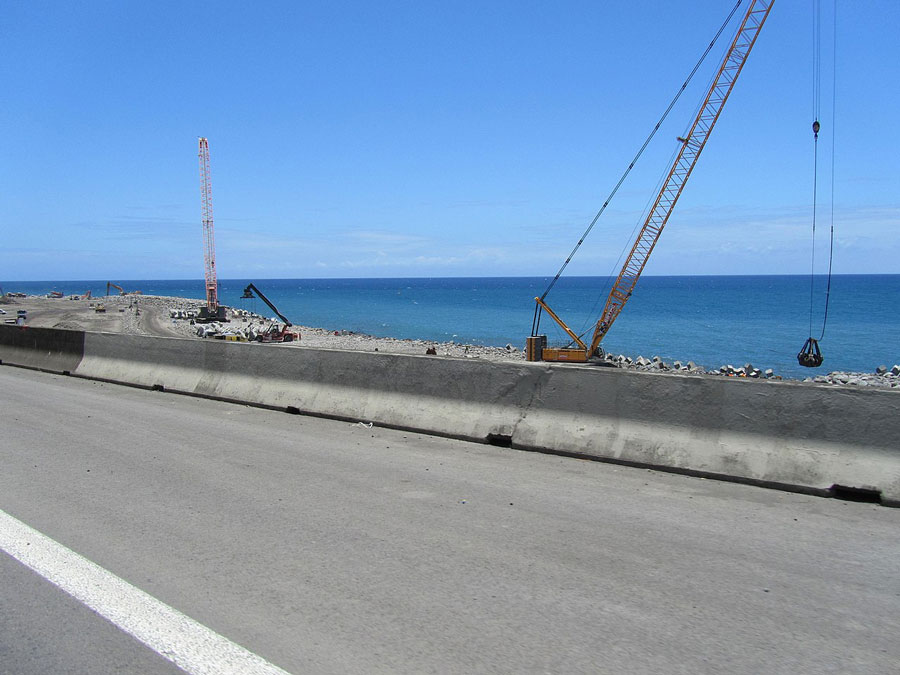 Construction of the new coastal road near La Possession, Réunion © Rémih via Wikimedia Commons - Creative Commons License