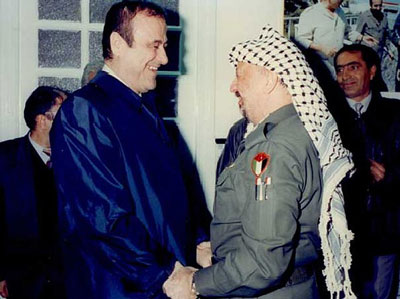 Rifaat al-Assad et Yasir Arafat en 1983 © Auteur non crédité via Wikimedia Commons - Licence Creative Commons