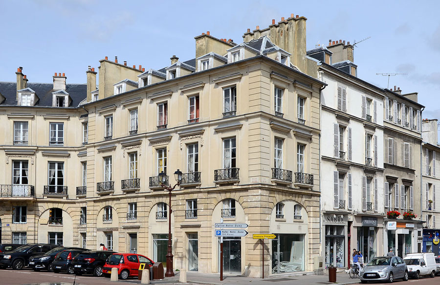 Immeuble adjacent au 5 place Hoche, Versailles, Yvelines, France © Pline via Wikimedia Commons - Licence Creative Commons