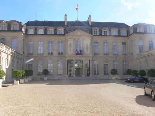 Courtyard of the Élysée Palace, Paris © Remi Mathis via Wikimedia Commons - Creative Commons License