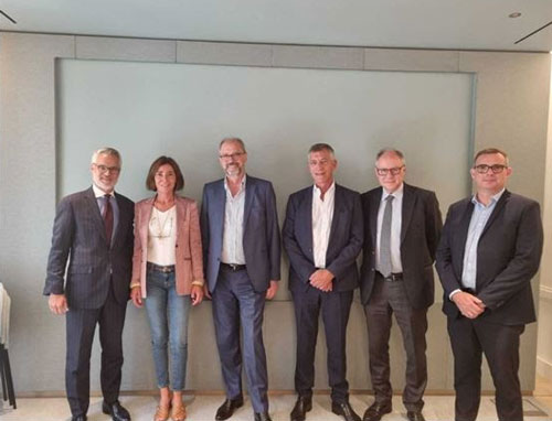 From left to right: Stéphane Devernay, financial director of the Spie batignolles group, Sophie Le Foll, president of the Le Foll group, Jean-Charles Robin, president of the Spie batignolles group, Pierre Gil, vice-president of Le Foll TP, Eric de Balincourt , Managing Director of the infrastructure branch of the Spie batignolles Group and Yann Aubry, Managing Director of Le Foll TP © Spie batignolles