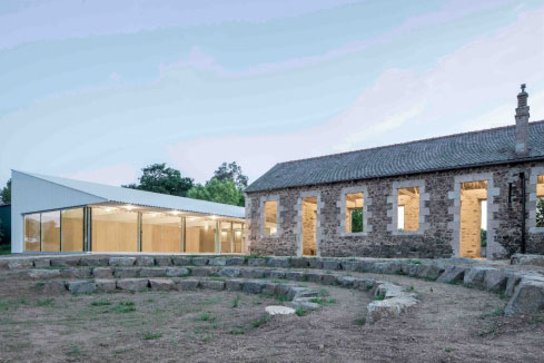 Former school and extension for an associative and civic hall in Tréméven in the Côtes d'Armor © Grand Prix d'architectures