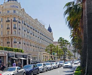 Cannes wants to "reinvent" its Croisette in red