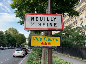 Panneau d'entrée dans Neuilly-sur-Seine, boulevard des Sablons, Neuilly-sur-Seine © Chabe01 via Wikimedia Commons - Licence Creative Commons