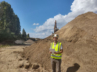 Guillaume Mizon, fondateur et PDG, devant la 1ère production de terre végétale recyclée de Terre Utile © Terre Utile