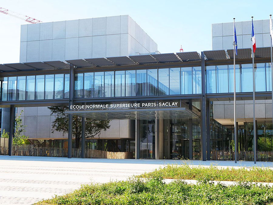 Entrée de l'École normale supérieure Paris-Saclay de l'université Paris-Saclay © Kévin Belbéoc'h via Wikimedia Commons - Licence Creative Commons