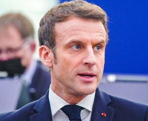Macron proposes a decarbonization pact to the industrialists who emit the most CO2 in France