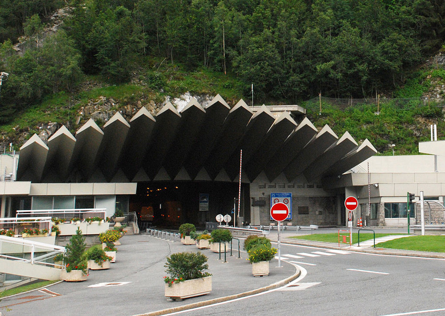 Entrée dy tunnel du Mont Blanc côté français © Christophe Jacquet, ChrisJ via Wikimedia Commons - Licence Creative Commons
