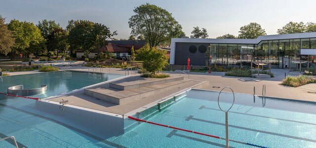 La piscine publique en plein air de Garbsen se pare de 200 m² de bois Kebony Clear