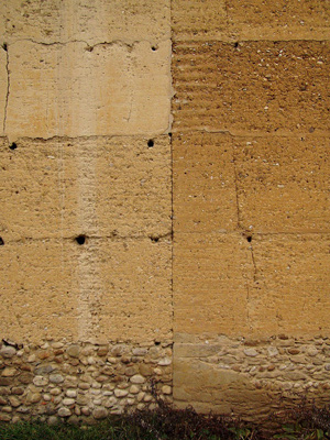 Mur en pisé © Grégoire Paccoud via Wikimedia Commons - Licence Creative Commons