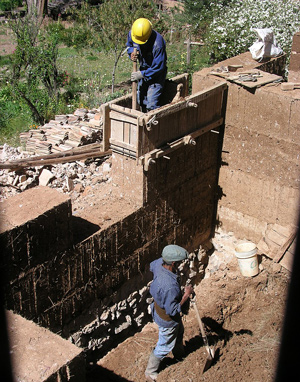 Construction d'un mur en pisé dans l'Hacienda Santa Maria, Tarma, Junin, Pérou. © JYB Devot via Wikimedia Commons - Licence Creative Commons