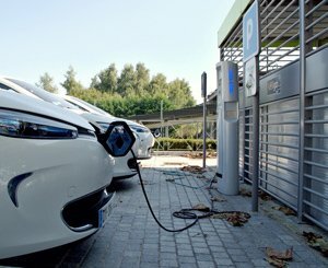The target of 100.000 charging stations for electric cars has not been reached in 2022