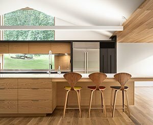 Un modeste ranch se transforme en une lumineuse maison moderniste