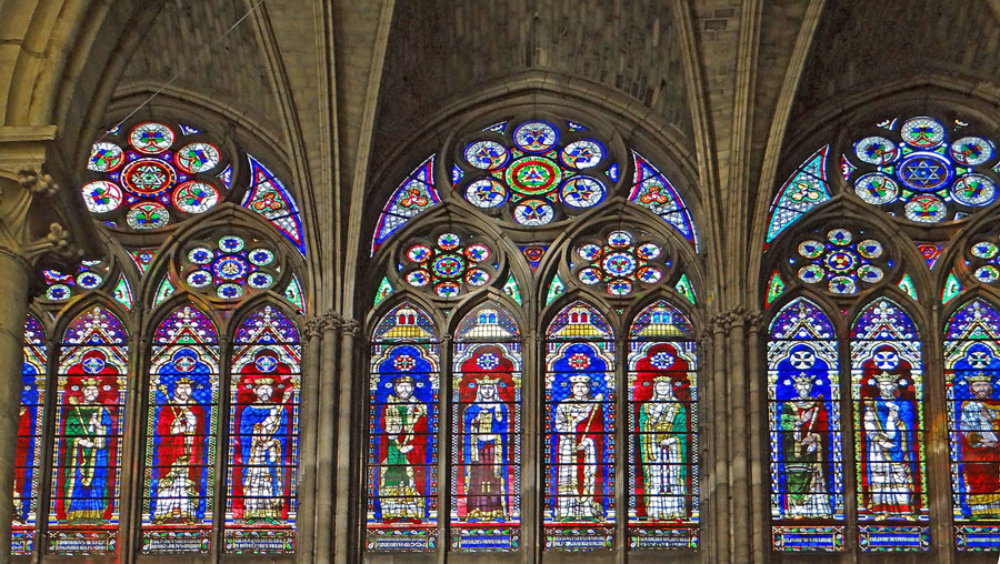 Saint-Denis Basilica - Stained glass windows in the nave - North side © MOSSOT via Wikimedia Commons - Creative Commons License