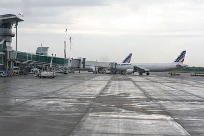 Air France Airbus A321 boarding passengers at Strasbourg airport © Ludovic Hirlimann via Wikimedia Commons - Creative Commons License
