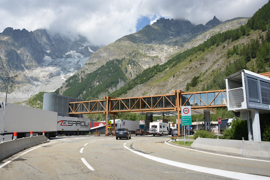 Entrée du tunnel du Mont-Blanc côté italien © Lynn Rainard via Flickr - Licence Creative Commons