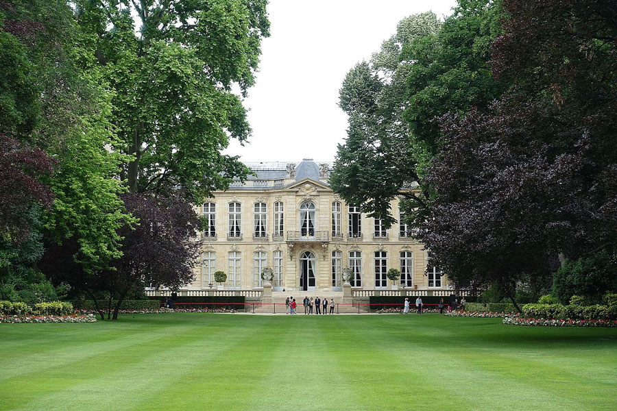Garden of the Hôtel Matignon © Guilhem Vellut via Wikimedia Commons - Creative Commons License