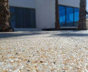 Résineo lance sa nouvelle gamme de revêtement de sol drainant Minerall pour espaces extérieurs