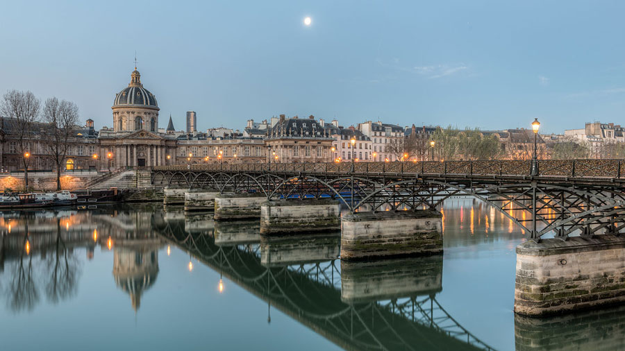 Pont des Arts, Paris © DXR via Wikimedia Commons - Creative Commons License