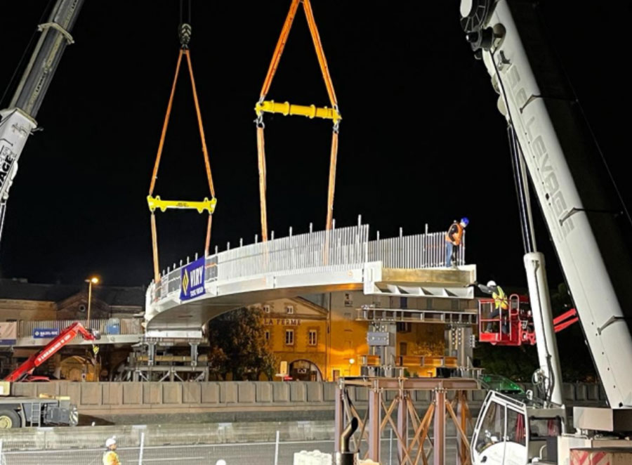 Installation of the Île-Parc Girodet footbridge © Bourg-lès-Valence town hall