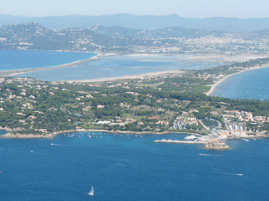 Almost island of Giens, Tombolo and salt marshes of Hyères © Yyuri1989 via Wikimedia Commons - Creative Commons License