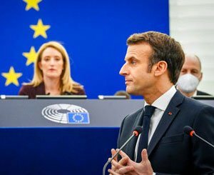 Le bonus automobile prendra en compte "l'empreinte carbone" pour "soutenir" ce qui est produit en Europe, annonce Macron