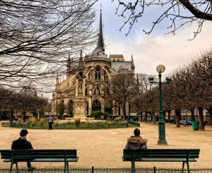 In Paris, at the foot of Notre-Dame, the gardens of discord