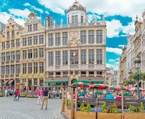Bruxelles met en lumière son Art nouveau grâce à ses acrobates