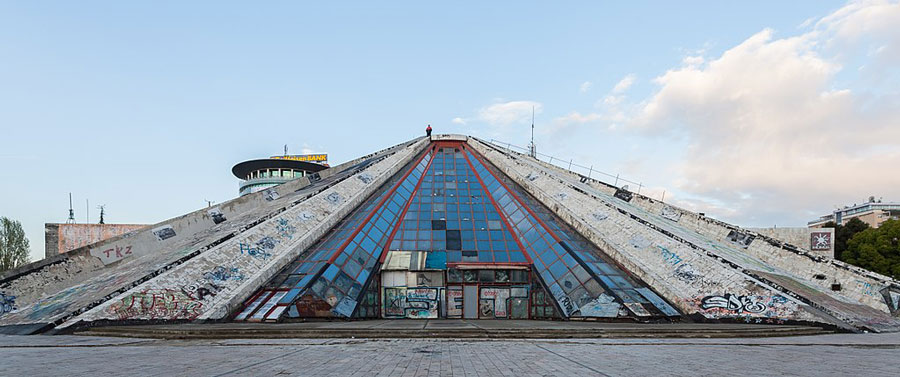 Pyramide de Tirana © Diego Delso via Wikimedia Commons - Licence Creative Commons