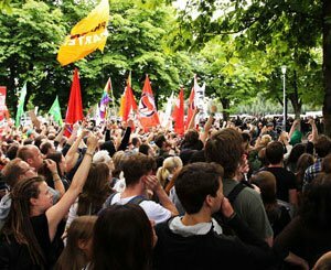 Des milliers d'opposants à la bétonisation réunis dans le Larzac