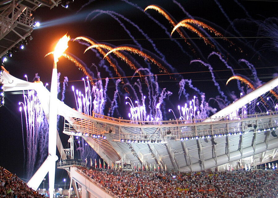 Stade olympique d'Athènes durant la cérémonie d'ouverture des JO de 2004 © Alterego via Wikimedia Commons - Licence Creative Commons