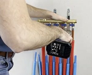 Crimp distributor collector assembly tutorial for heating and sanitary installation in PER tubes