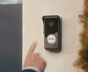 Somfy connected video intercoms: welcome your visitors, wherever you are!