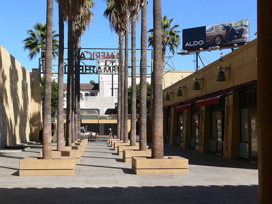 Cour devant l'Egyptian Theatre, Hollywood © AndreasPraefcke via Wikimedia Commons - Licence Creative Commons