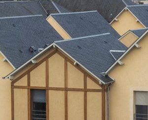 Cupa Pizarras installe 48 panneaux solaires thermiques en ardoise Thermoslate sur les toitures du "Béguinage du Bon Secours" à Vendôme