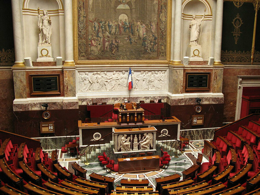 Room of the hemicycle of the National Assembly © Coucouoeuf via Wikimedia Commons - Creative Commons License