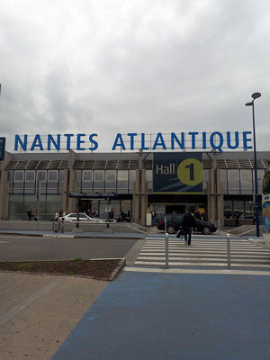 Entrée de l'aéroport de Nantes Atlantique © Kevin.B via Wikimedia Commons - Licence Creative Commons