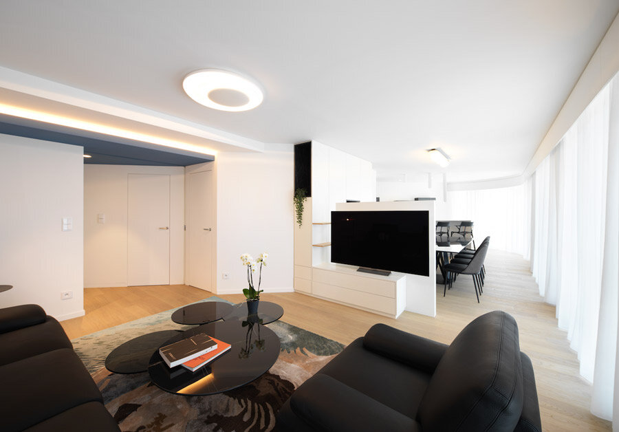 Salon avec portes Eclisse Syntesis battantes affleurantes © Eclisse