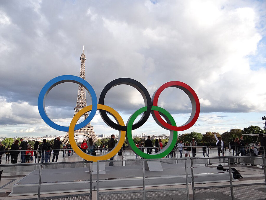 Olympic rings on the Place du Trocadéro, Paris © Anne Jea. via Wikimedia Commons - Creative Commons License