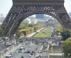 "Les voitures ne reviendront pas devant la Tour Eiffel" après les JO, affirme Hidalgo