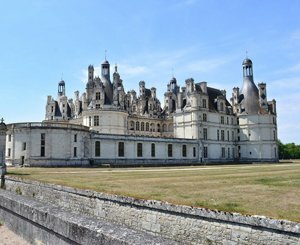 Farmers demonstrate in front of the Château de Chambord