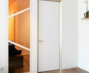 Interior design: the successful marriage of the discreet Syntesis door, with the architectural Eclisse 40