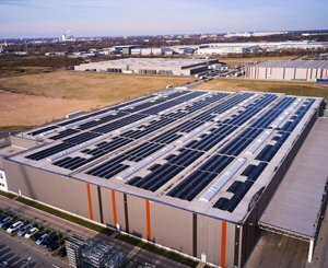 Sunrock s’implante en France : un nouvel acteur majeur pour le solaire sur toitures commerciales − BatiActu