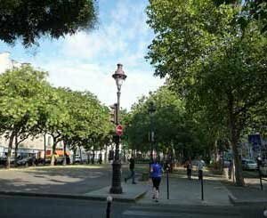 A Paris, la mairie procède au retrait contesté des grilles du square du Bataclan