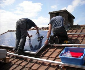Collecte record de panneaux solaires en fin de vie en 2023, qui pourrait alimenter la vente d'occasion