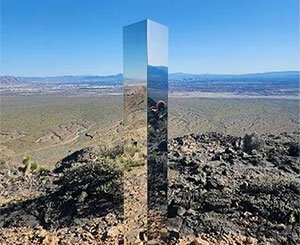 Un mystérieux monolithe en plein désert intrigue au Nevada