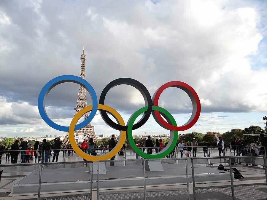 Anneaux olympiques sur la place du Trocadero, Paris © Anne Jea.via Wikimedia Commons - Licence Creative Commons