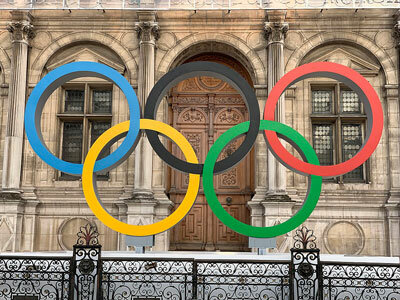 Anneaux olympiques sur la place de l'Hôtel de Ville, Paris © Chabe01 via Wikimedia Commons - Licence Creative Commons