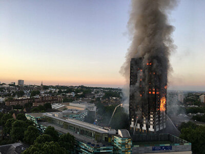 Tour Grenfell pendant l'incendie en 2017 © Natalie Oxford via Wikimedia Commons - Licence Creative Commons